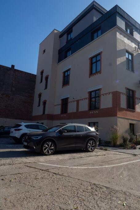 Ultra Apartment *